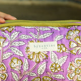Détail du motif Carthage Lilas, fleurs et feuillages blancs et kaki, étiquette Byzantine sur la trousse XL