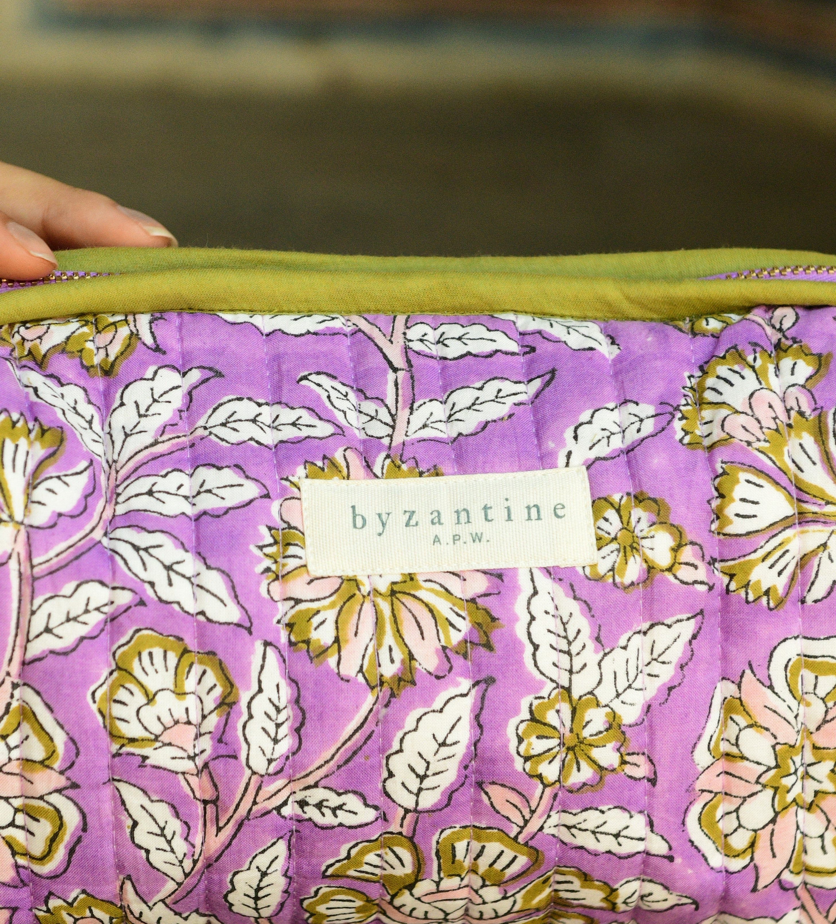 Détail du motif Carthage Lilas, fleurs et feuillages blancs et kaki, étiquette Byzantine sur la trousse XL