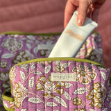 Tube de crème rangé dans la petite trousse de toilette Carthage Lilas, coton matelassé fleuri lilas