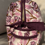Trousse de toilette XL Carthage Prune vue de profil, zip doré, poignée et nœud prune