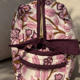 Trousse de toilette XL Carthage Prune vue de profil, zip doré, poignée et nœud prune