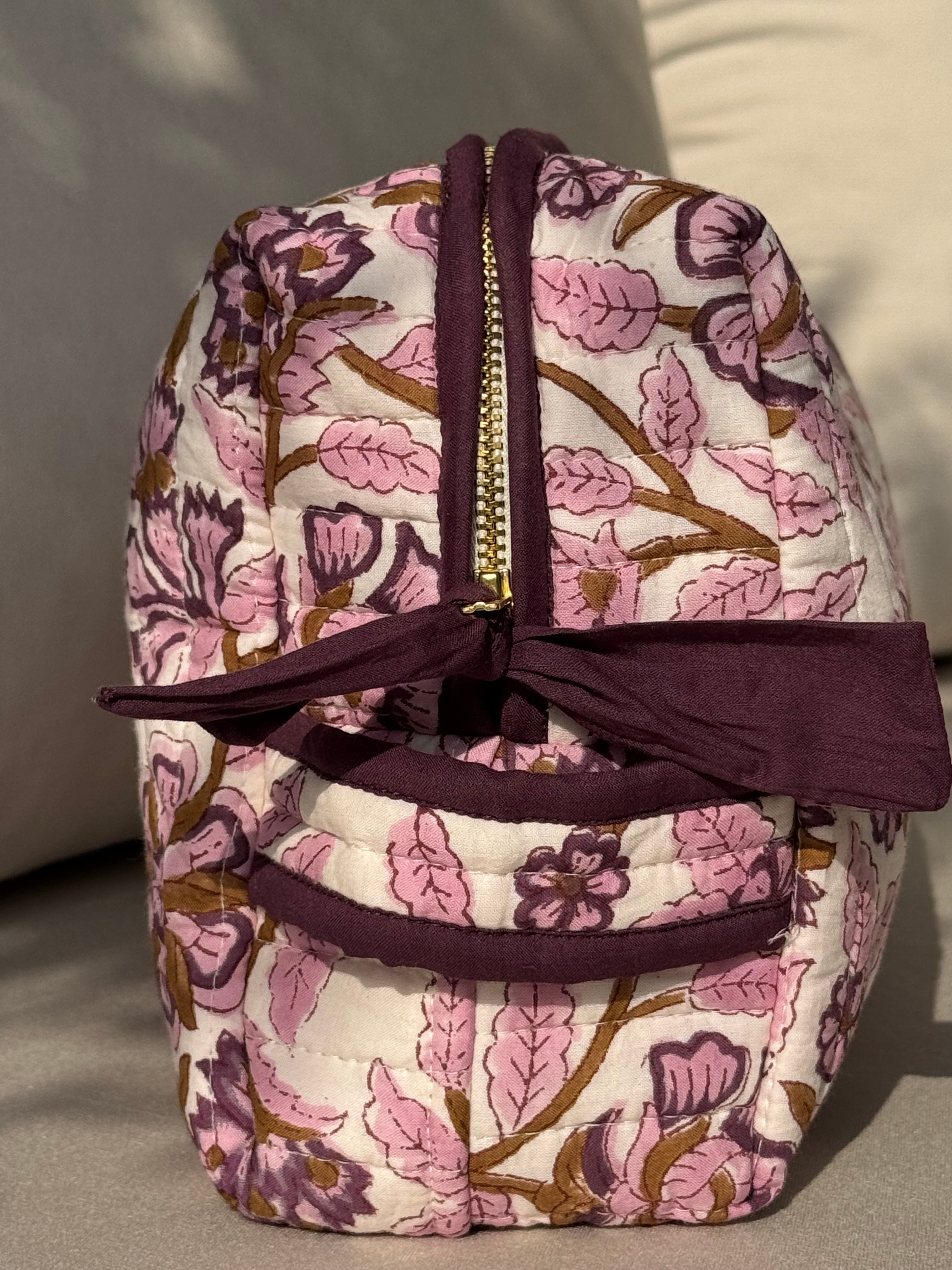 Trousse de toilette XL Carthage Prune vue de profil, zip doré, poignée et nœud prune