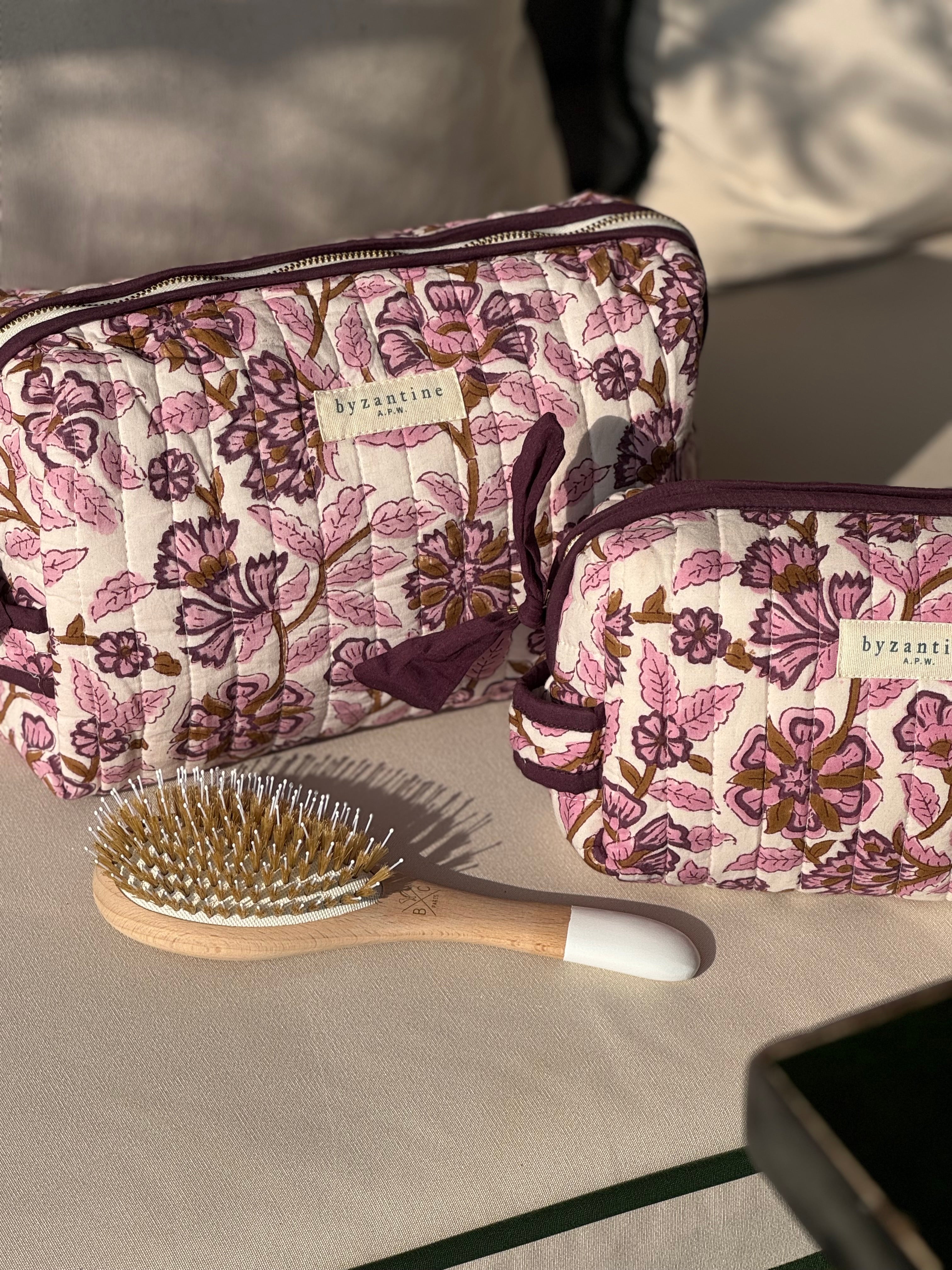 Trousses Carthage Prune grande et petite avec une brosse à cheveux en bois, au soleil