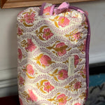 Trousse de toilette XL Éphèse Rose posée debout, imprimé fleuri rose et lilas