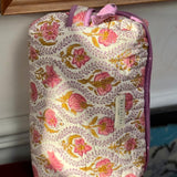 Trousse de toilette XL Éphèse Rose posée debout, imprimé fleuri rose et lilas