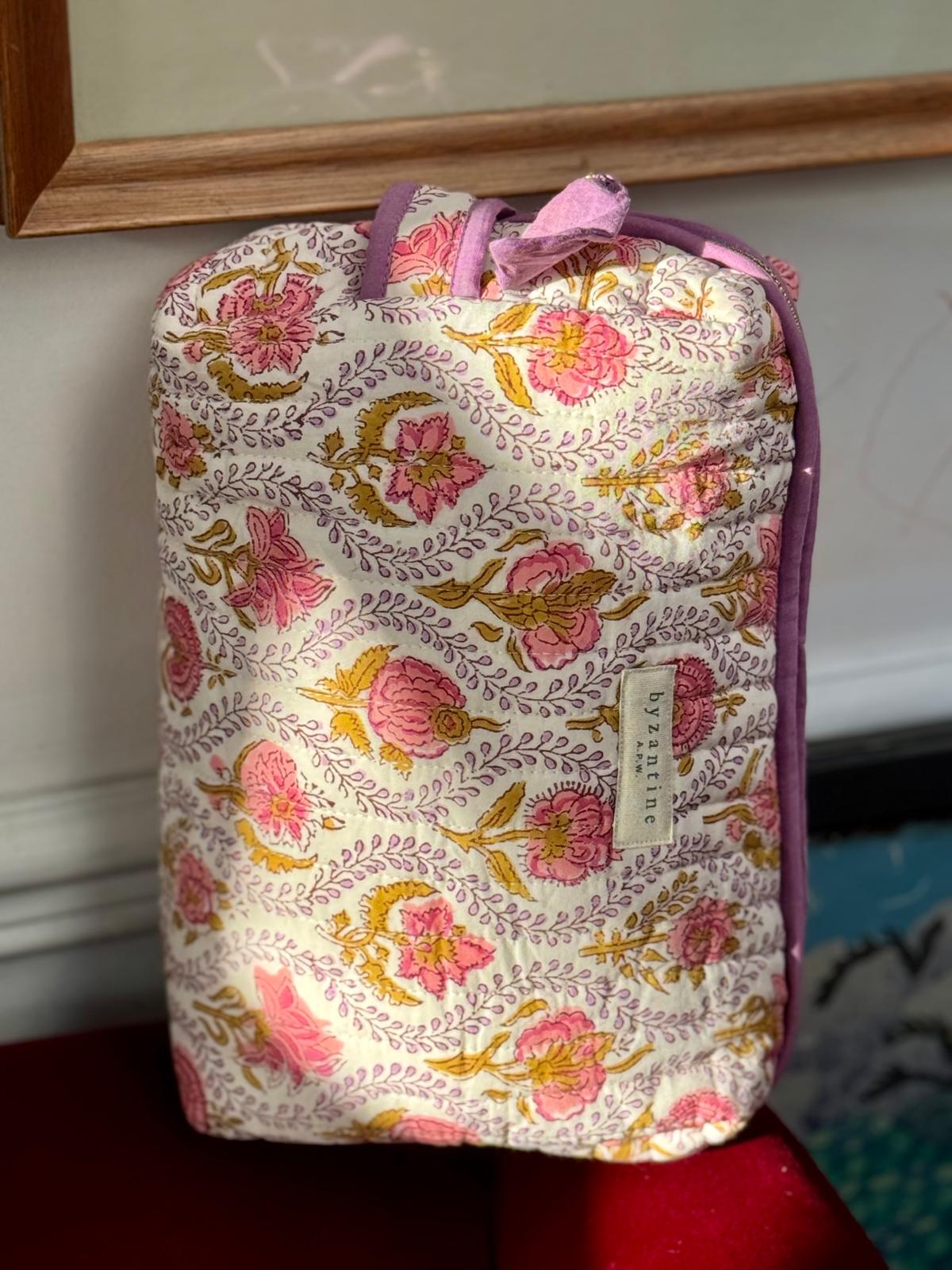 Trousse de toilette XL Éphèse Rose posée debout, imprimé fleuri rose et lilas
