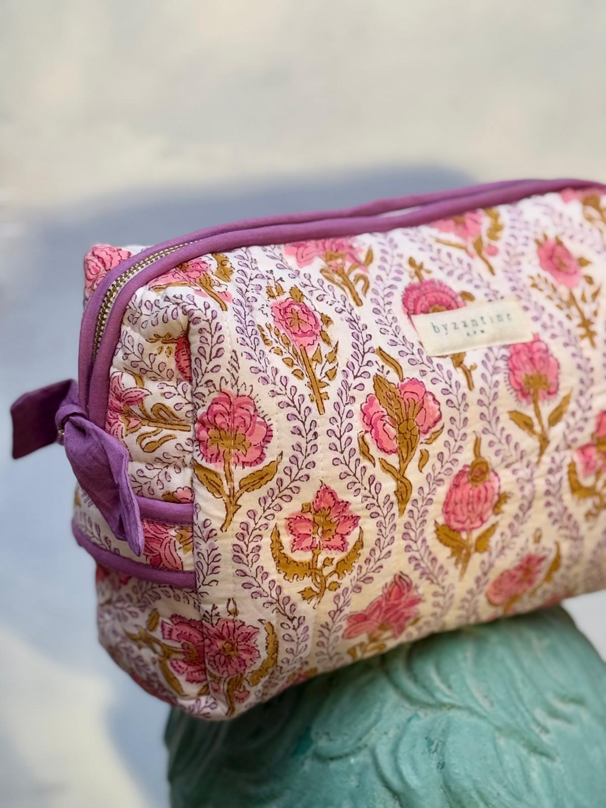 Trousse de toilette XL Éphèse Rose, fleurs rose corail et feuillages lilas, passepoil violet