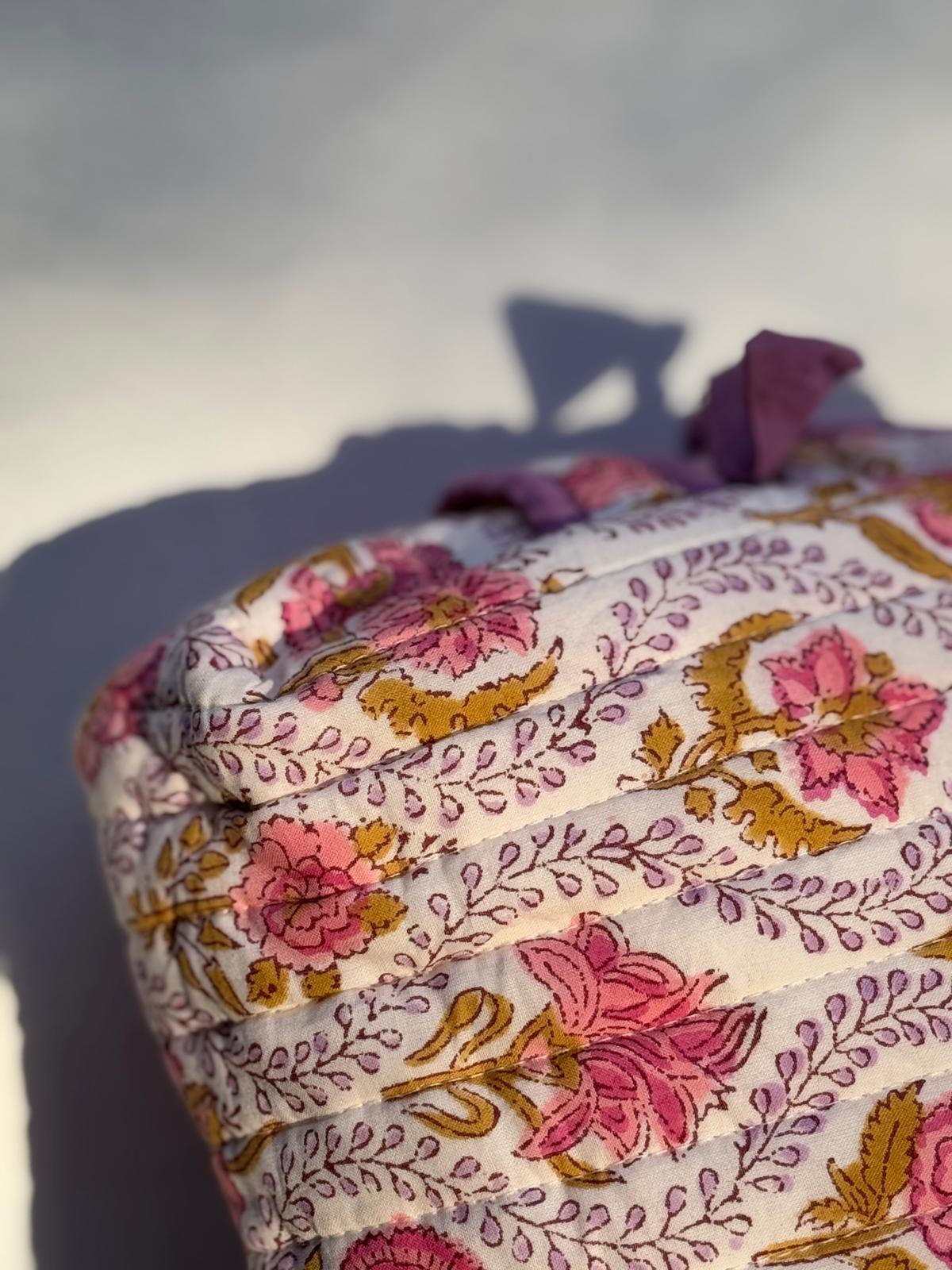 Détail du coton matelassé imprimé Éphèse Rose, fleurs rose et moutarde sur fond écru