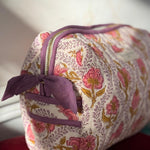Trousse de toilette XL Éphèse Rose de profil, nœud lilas et poche latérale à passepoil