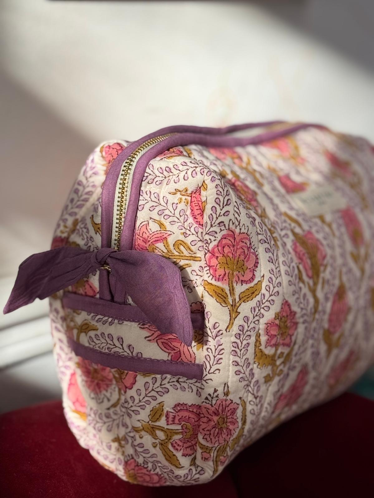 Trousse de toilette XL Éphèse Rose de profil, nœud lilas et poche latérale à passepoil