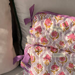 Trousses de toilette XL et petite Éphèse Rose empilées, nœuds lilas, étiquettes Byzantine
