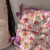Trousses de toilette XL et petite Éphèse Rose empilées, nœuds lilas, étiquettes Byzantine