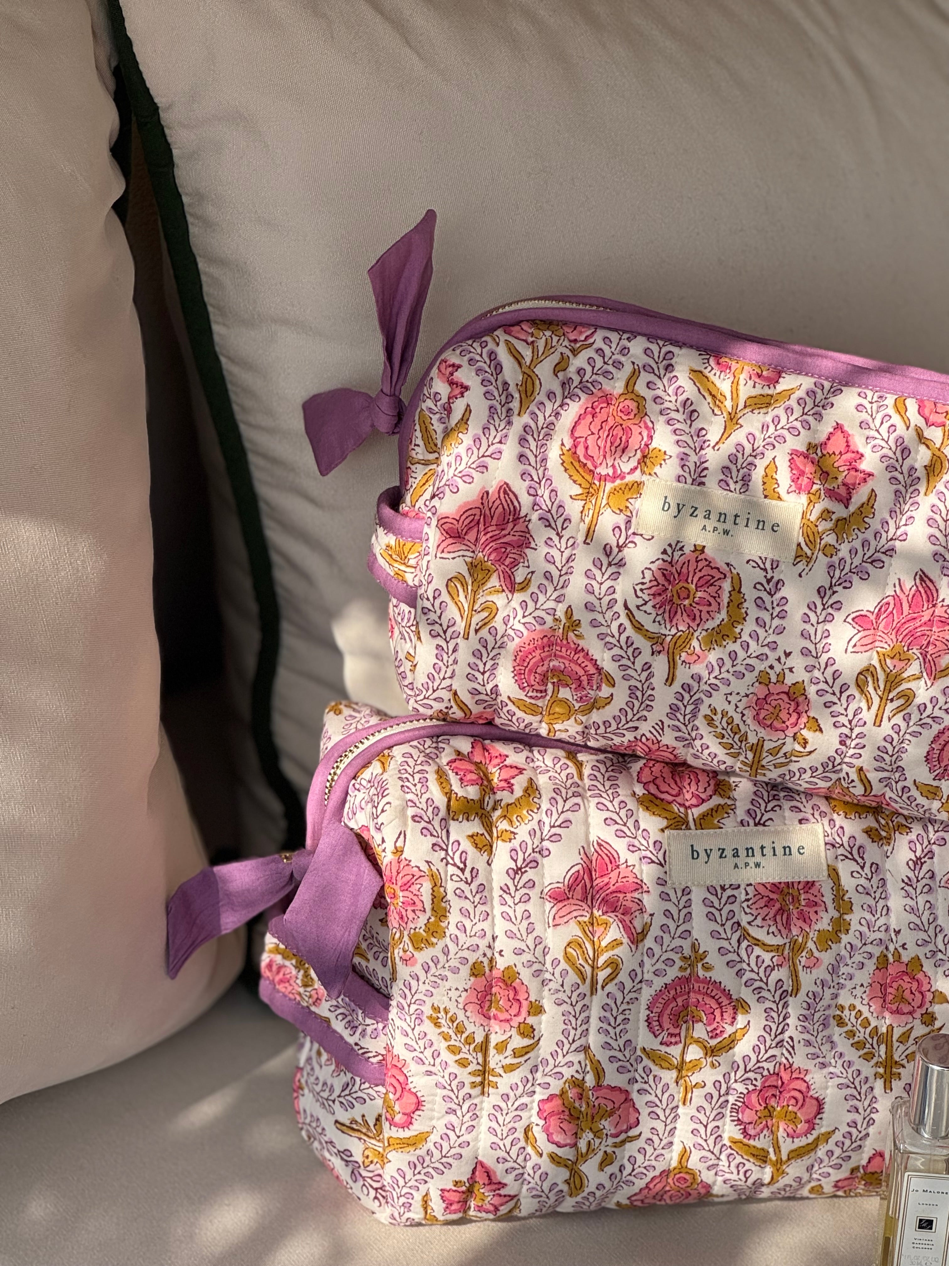 Trousses de toilette XL et petite Éphèse Rose empilées, nœuds lilas, étiquettes Byzantine