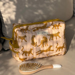 Trousse de toilette XL Fauve Rose de Byzantine, guépards ocre sur fond rose pâle, avec une brosse