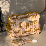 Trousse de toilette XL Fauve Rose de Byzantine, guépards ocre sur fond rose pâle, avec une brosse