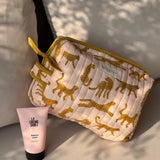 Trousse de toilette XL Fauve Rose en coton imprimé au block print, avec un soin pour le corps