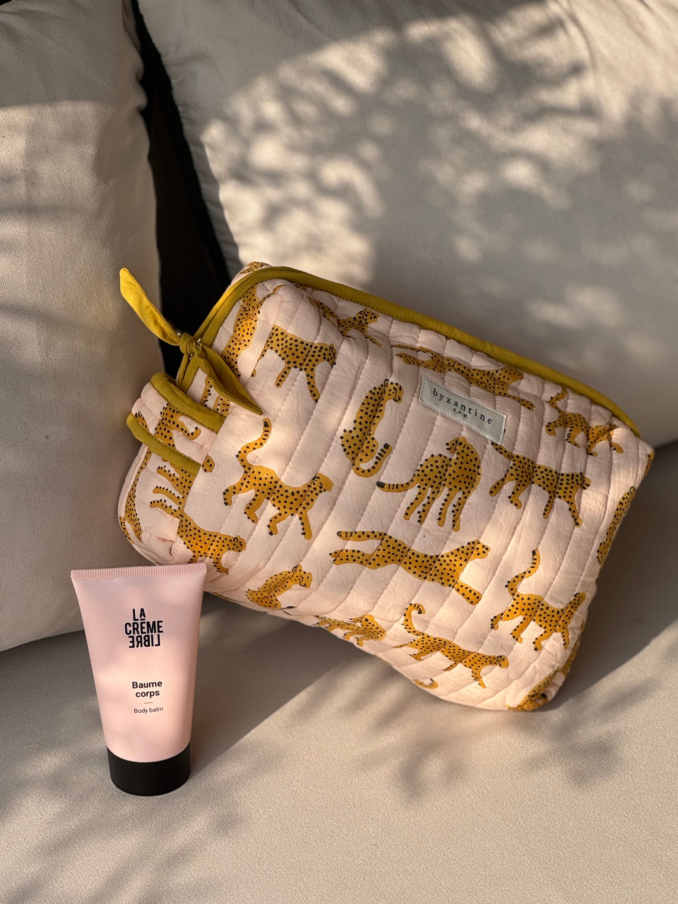 Trousse de toilette XL Fauve Rose en coton imprimé au block print, avec un soin pour le corps