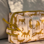 Trousse de toilette XL Fauve Rose, guépards ocre sur coton matelassé rose pâle, nœud de zip moutarde