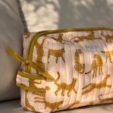 Trousse de toilette XL Fauve Rose, guépards ocre sur coton matelassé rose pâle, nœud de zip moutarde