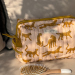 Trousse de toilette XL Fauve Rose avec une brosse à cheveux en bois, imprimé guépards en block print