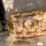 Trousse de toilette XL Fauve Rose avec une brosse à cheveux en bois, imprimé guépards en block print