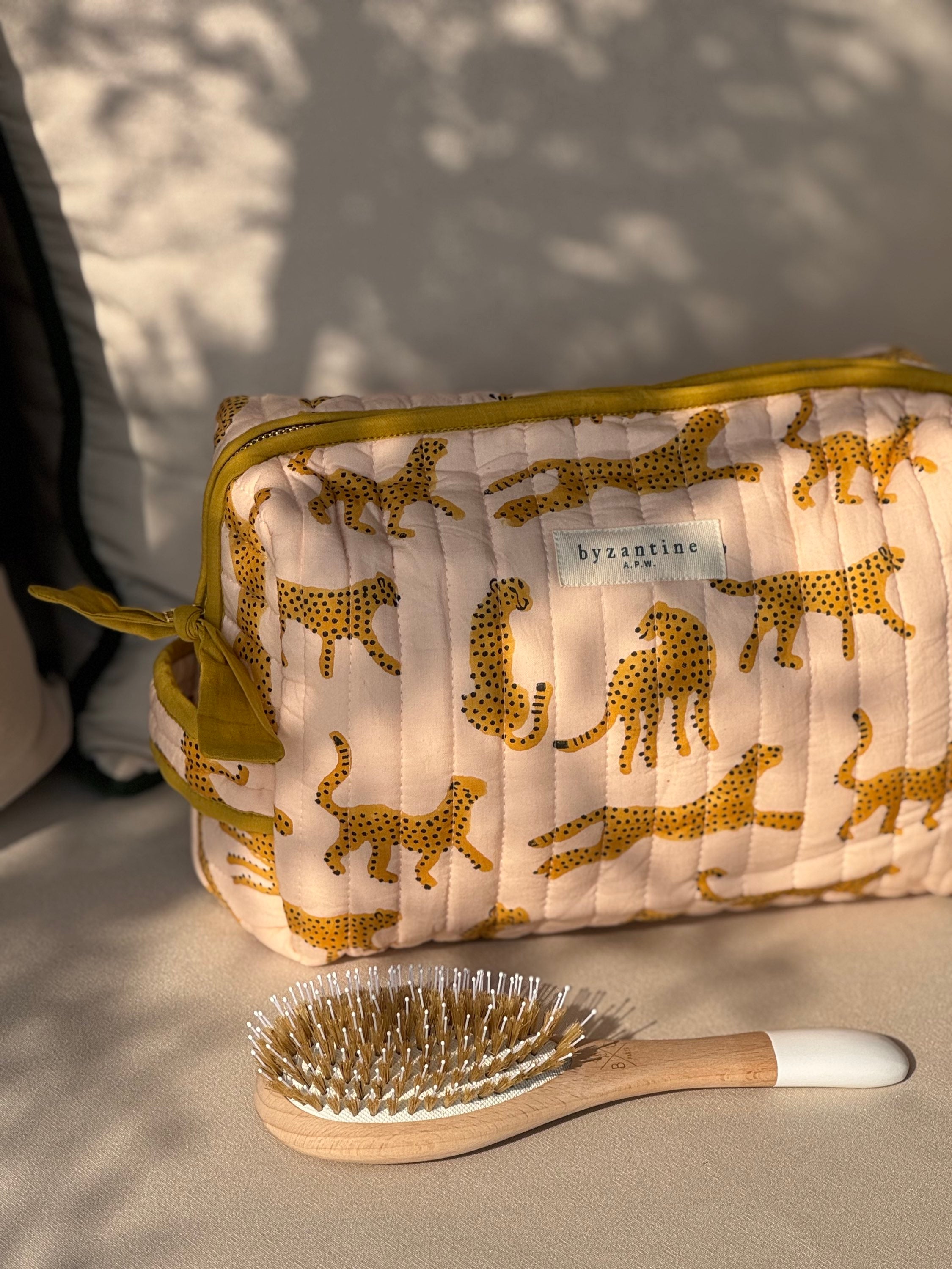 Trousse de toilette XL Fauve Rose avec une brosse à cheveux en bois, imprimé guépards en block print