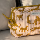 Trousse de toilette XL Fauve Rose vue de trois quarts, piqûres matelassées et zip moutarde