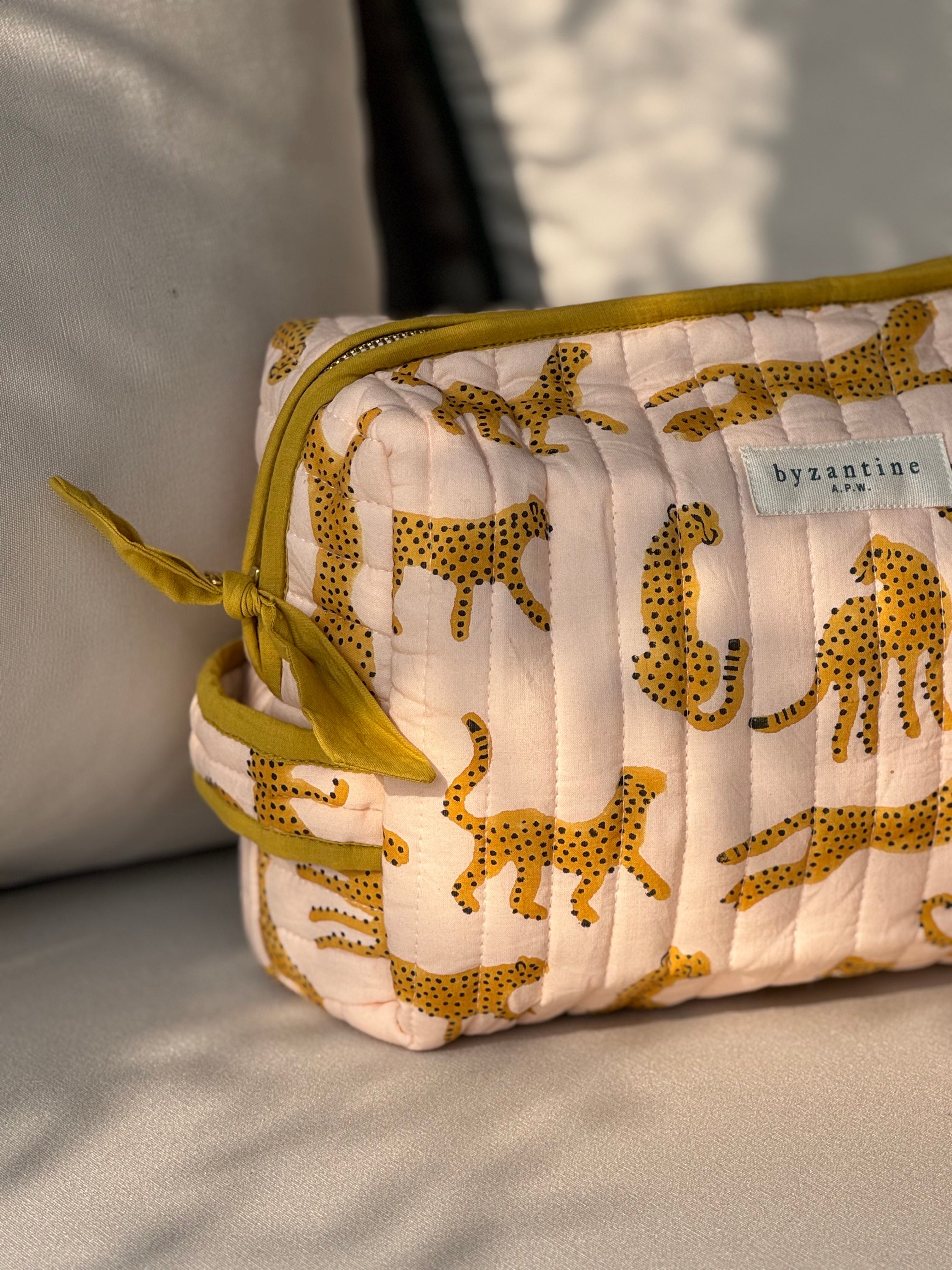 Trousse de toilette XL Fauve Rose vue de trois quarts, piqûres matelassées et zip moutarde