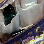 Intérieur doublé de la trousse de toilette XL N°113 Bleu avec flacons et pinceau de maquillage