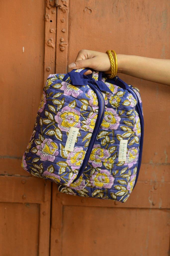 Trousse de toilette XL N°113 Bleu suspendue par sa poignée, zip et passepoil bleu nuit