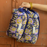Trousse de toilette XL N°113 Bleu suspendue par sa poignée, zip et passepoil bleu nuit