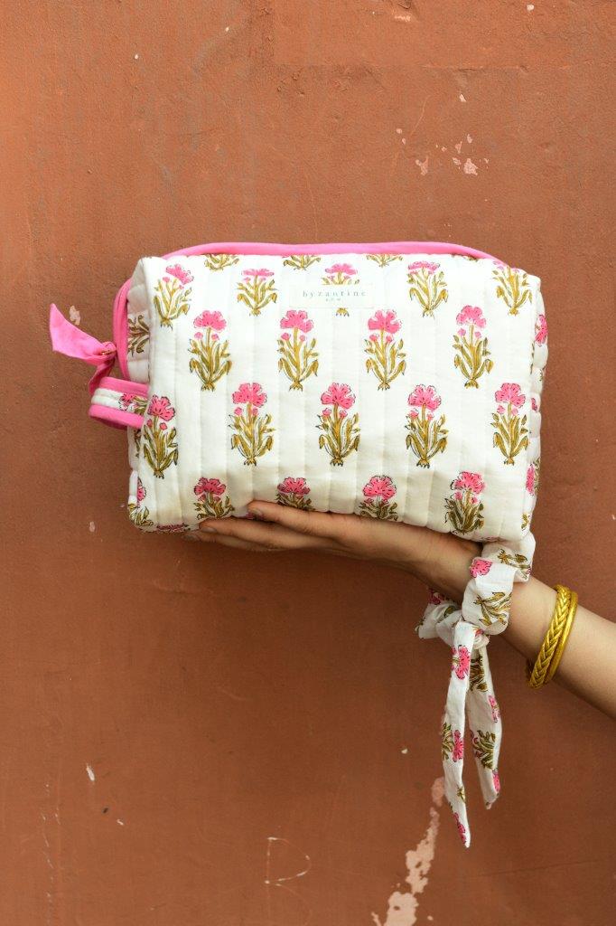 Trousse de toilette XL N°50 Rose tenue à la main, fleurs roses et vertes sur coton écru