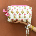 Trousse de toilette XL N°50 Rose tenue à la main, fleurs roses et vertes sur coton écru