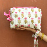 Trousse de toilette XL N°50 Rose tenue à la main, fleurs roses et vertes sur coton écru