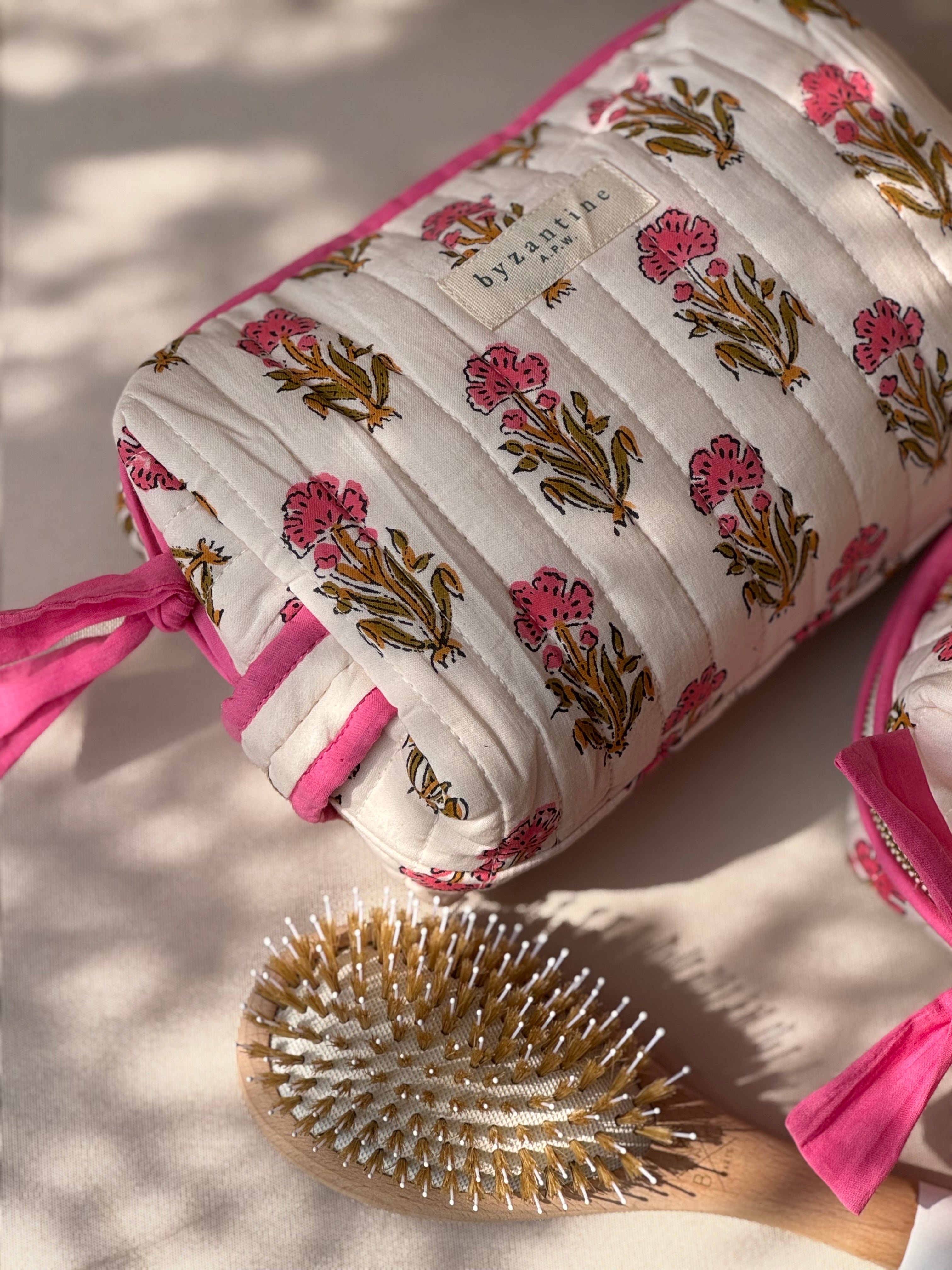 Trousse de toilette XL N°50 Rose de Byzantine et brosse en bois, motif fleuri en block print