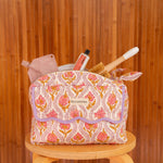 Trousse rabat Éphèse Rose ouverte, bord festonné lilas, avec du maquillage
