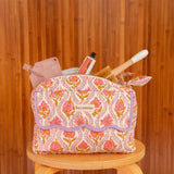 Trousse rabat Éphèse Rose ouverte, bord festonné lilas, avec du maquillage
