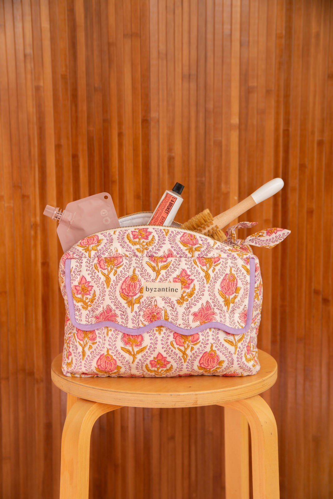 Trousse rabat Éphèse Rose ouverte, bord festonné lilas, avec du maquillage