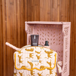 Gros plan sur la trousse rabat Fauve Rose, guépards ocre et bord festonné moutarde