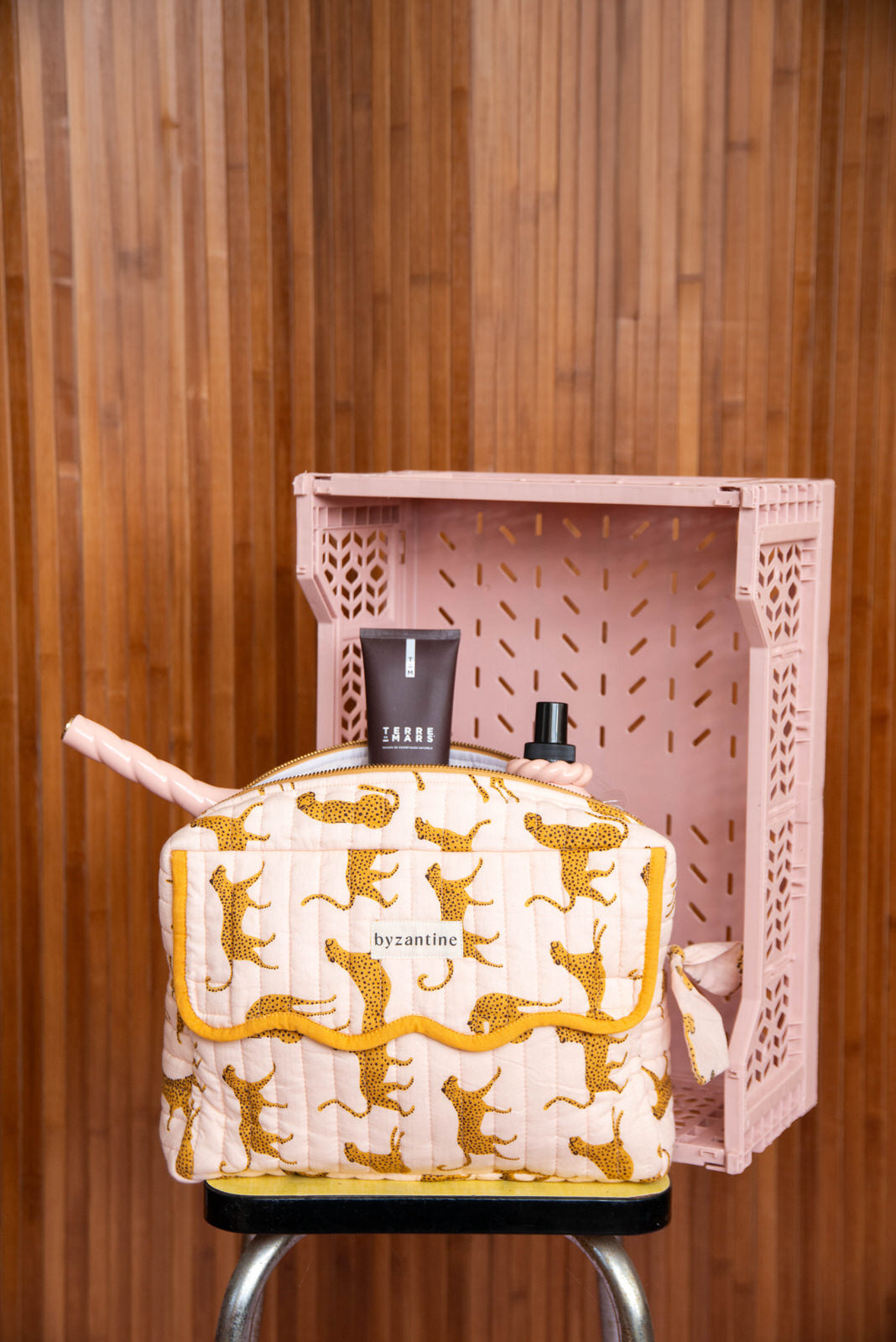 Gros plan sur la trousse rabat Fauve Rose, guépards ocre et bord festonné moutarde