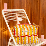 Gros plan sur la trousse rabat Flora Passion, rayures fleuries jaunes et bord rouge