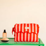 Trousse rabat Pacha Tomato à bord festonné, rayures rouge et rose, avec brosse et flacon