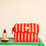 Trousse rabat Pacha Tomato à bord festonné, rayures rouge et rose, avec brosse et flacon