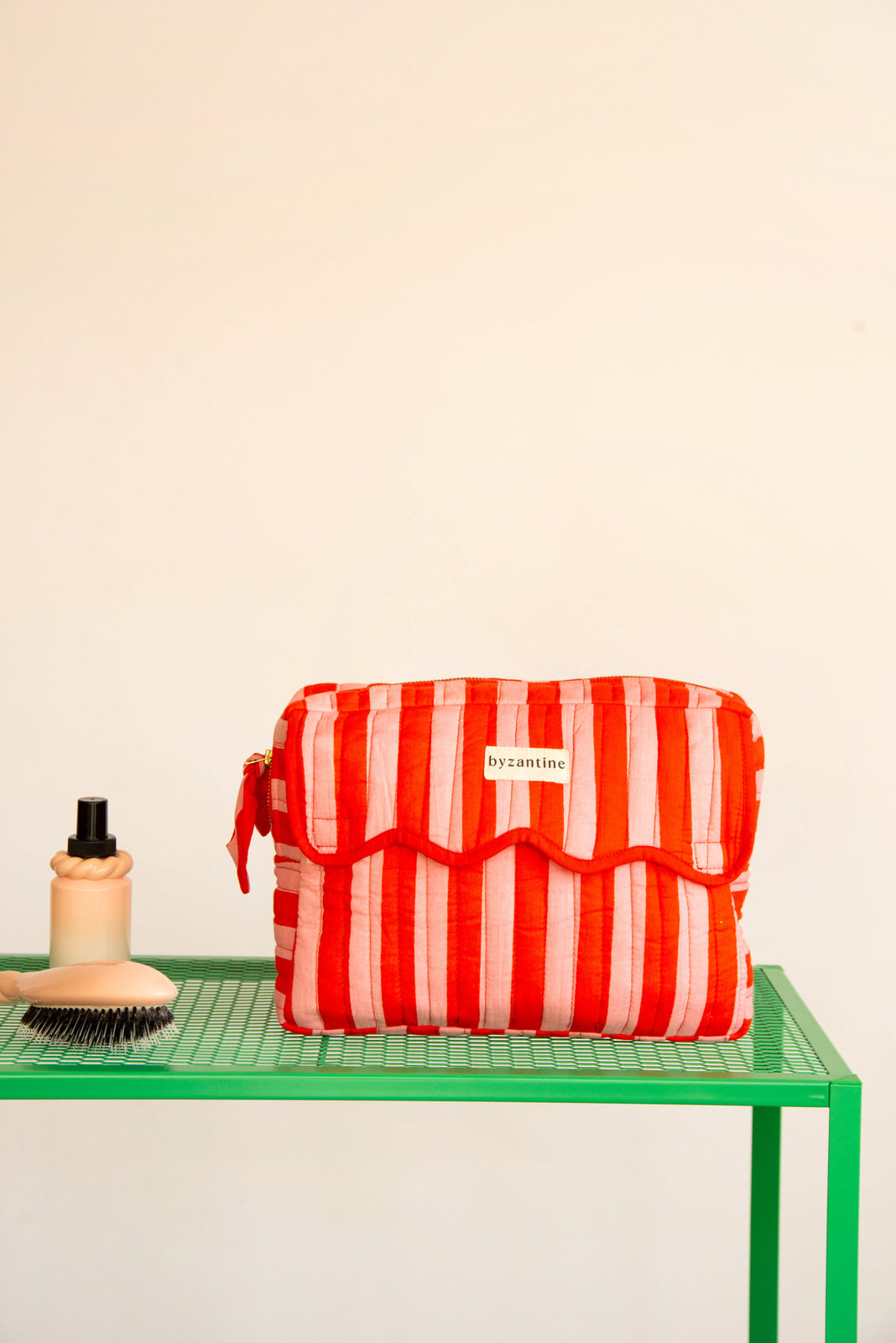 Trousse rabat Pacha Tomato à bord festonné, rayures rouge et rose, avec brosse et flacon