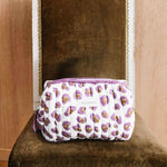 grande trousse de toilette au motif léopard écru et violet de byzantine