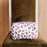 grande trousse de toilette au motif léopard écru et violet de byzantine
