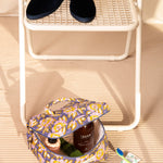 Trousse vanity N°113 Bleu ouverte au sol, avec des soins et du dentifrice