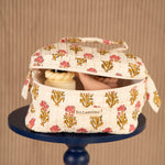 Gros plan sur la trousse vanity N°50 Rose de Byzantine ouverte, avec des soins