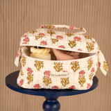 Gros plan sur la trousse vanity N°50 Rose de Byzantine ouverte, avec des soins