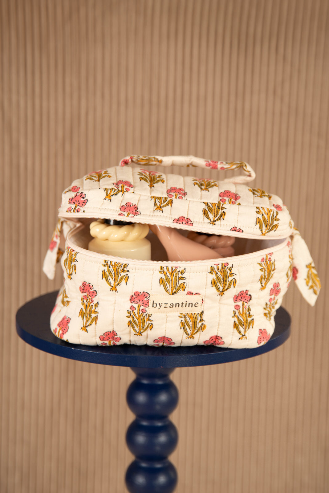 Gros plan sur la trousse vanity N°50 Rose de Byzantine ouverte, avec des soins